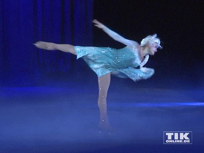 Eiskönigin Elsa grazil auf dem Eis bei der Premiere von "Disney On Ice"