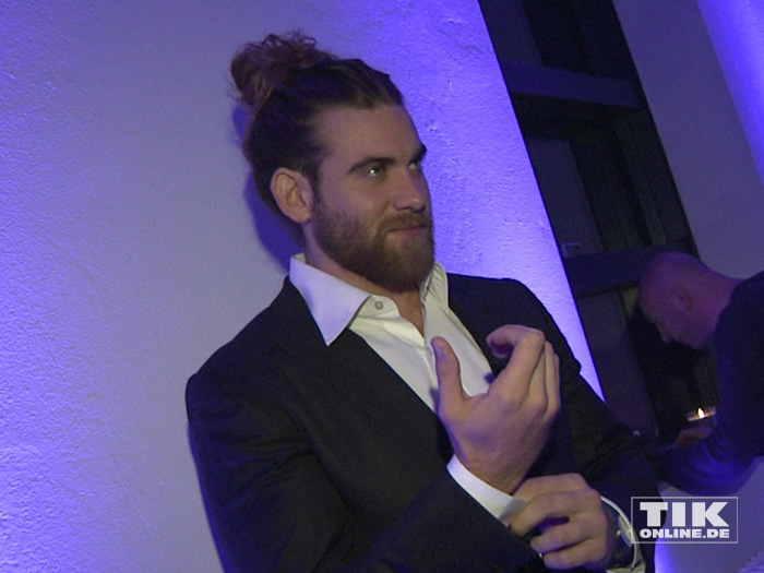 Sex-Symbol Brock O'Hurn mit seinem Männer-Dutt auf der "James Bond"-Party der Luxusmarke S.T. Dupont