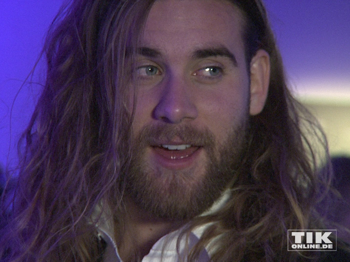 Sex-Symbol Brock O'Hurn mit offenem Haar auf der "James Bond"-Party der Luxusmarke S.T. Dupont