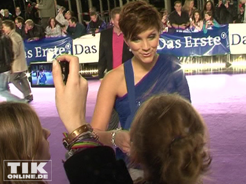 Die ehemalige DSDS-Kandidatin Anna-Maria Zimmermann besuchte in wunderschöner blauer Robe die Echo-Preisverleihung 2012 in Berlin