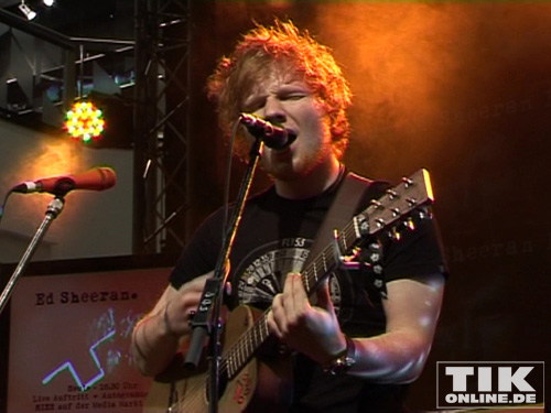 Sänger Ed Sheeran heizte auf der Media-Markt Bühne im Berliner "Alexa" ordentlich ein