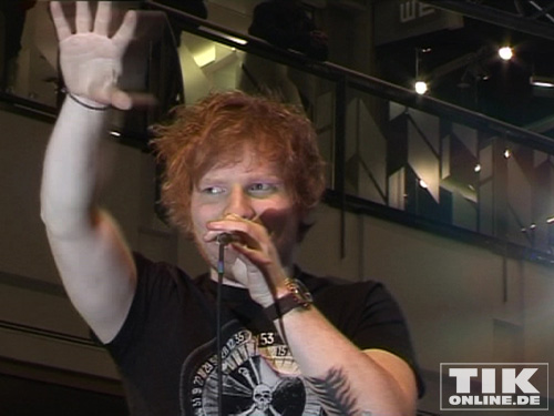 Ed Sheeran trägt ein großes Tattoo am linken Unterarm