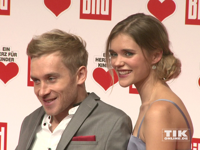 Seit August 2015 verlobt: Samuel Koch und seine Freundin Sarah Elena Timpe bei der "Ein Herz für Kinder"-Gala 2015 in Berlin