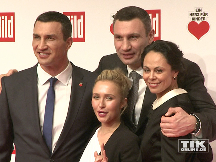 Traute Familien-Einigkeit: Wladimir Klitschko mit seiner Freundin Hayden Panettiere, seinem Bruder Vitali Klitschko und dessen Frau Natalia Klitschko bei der "Ein Herz für Kinder"-Gala 2015 in Berlin