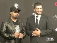 Ice Cube posiert mit seinem Sohn O'Shea Jackson Jr. bei der Premiere von "Straight Outta Compton" in Berlin