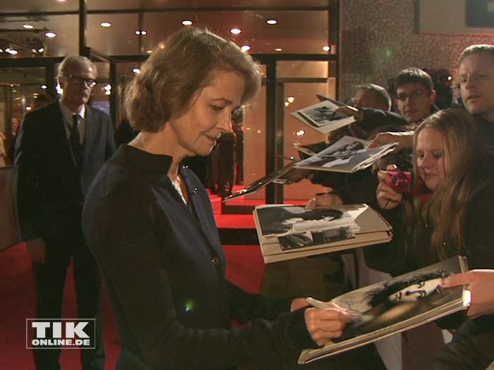 Die Unterschrift von Charlotte Rampling war bei den Autogrammjägern beim European Film Award EFA 2015 in Berlin sehr begehrt