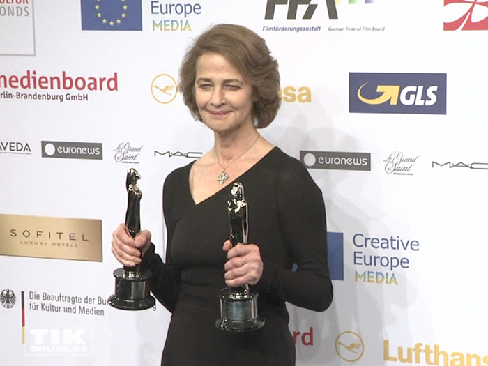 Stolz posiert Charlotte Rampling beim European Film Award EFA 2015 in Berlin mit ihren beiden gewonnenen Trophäen