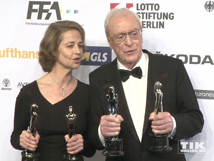 Charlotte Rampling und Michael Caine posieren stolz mit ihren Trophäen beim European Film Award EFA 2015 in Berlin