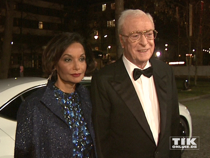 Hollywood-Star Michael Caine strahlt neben seiner Ehefrau Shakira Cain beim European Film Award EFA 2015 in Berlin