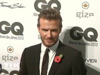 David Beckham posiert bei den GQ Männer des Jahres Awards 2013 für die Fotografen