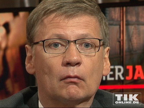 Günther Jauch hört die Frage eines Journalisten an