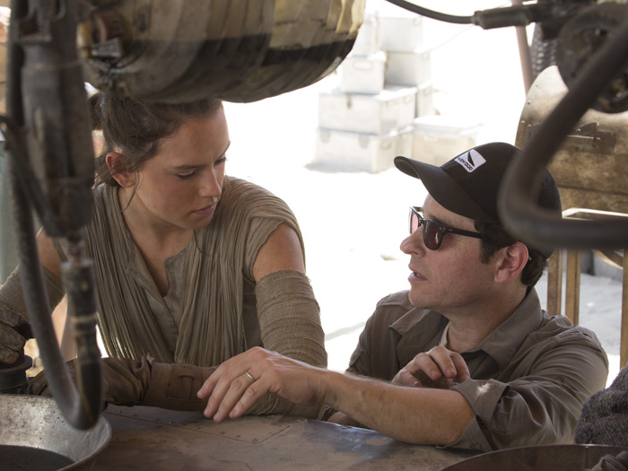 Regisseur J.J. Abrams im Gespräch mit Daisy Ridley am Set von "Star Wars - Das Erwachen der Macht"