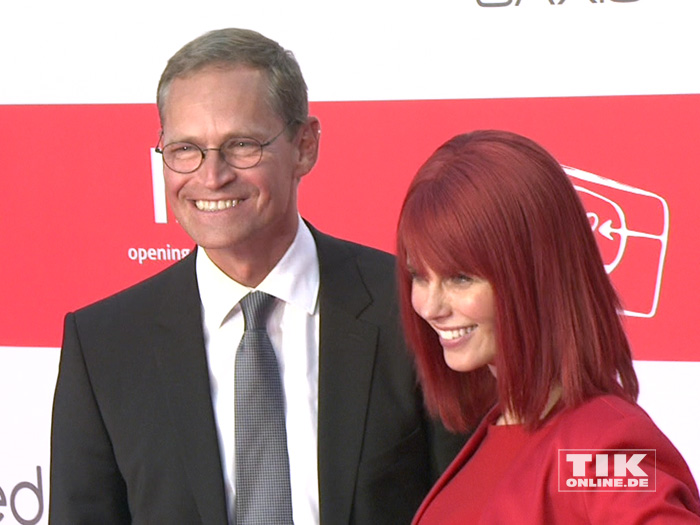 Berlins Regierender Bürgermeister Michael Müller posiert mit Miss IFA bei der IFA Opening Gala 2015 in Berlin