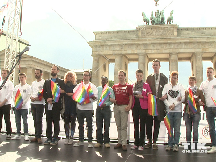 Jasmin Madeleine Weber gedenkt mit Aktivisten in einer Schweigeminute bei IDAHOT 2015 in Berlin den verfolgten Homo- und Transsexuellen auf der ganzen Welt