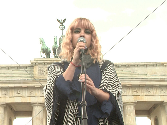 Jasmin Madeleine Weber bei ihrem Auftritt beim IDAHOT 2015 in Berlin vor dem Brandenburger Tor