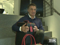 Jean Alesi posiert mit einem edlen Reisetaschen-Set von Montegrappa
