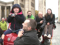 Cord Gross, Jürgen Vogel und einige Kinder mit Down-Syndrom werben vor dem Brandenburger Tor für mehr Akzeptanz für Menschen mit dieser Behinderung