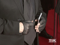 Karl Lagerfeldd Hände steckten in Netzt-Handschughen
