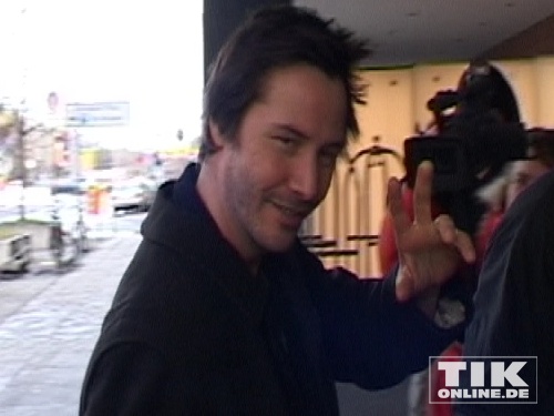Keanu Reeves sagt "Hallo"