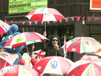 KISS-Bassist Gene Simmons umringt von "Regenschirmen für den Frieden", die von Kindern einer Berliner Grundschule bemalt wurde