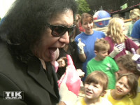 Da schauten die Kinder nicht schlecht, als KISS-Bassist Gene Simmons seine markante Zunge herausstreckte