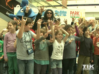 KISS-Bassist Gene Simmons rockt mit Kindern einer Berliner Grundschule