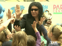 Die Kinder einer Berliner Grundschule durften das tun, wovon viele KISS-Fans träumen: mit Gene Simmons abklatschen