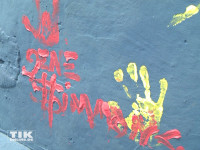 KISS-Star Gene Simmons verewigte sich mit seinem Handabdruck und Namen auf einem Stück der ehemaligen Berliner Mauer