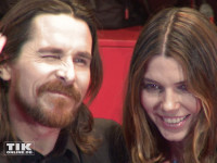 Mit Vollbart und langem Haar zwinkert Christian Bale den Fotografen zu. Neben ihm seine Frau Sibi Blazic.