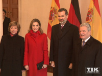 Spaniens König Felipe, seine Frau Letizia, Joachim Gauck und seine Lebenspartnerin Daniela Schadt posieren im Schloss Bellevue
