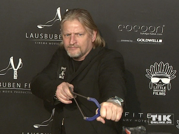 Frank Kessler posiert gefährlich mit Katapult bei der Lausbuben-Party