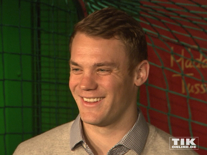 Ein gut gelaunter Manuel Neuer bei Madame Tussauds Berlin