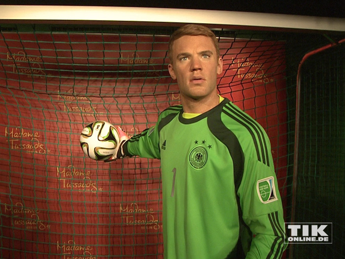 Manuel Neuers Wachsfigur in dynamischer WM-Pose