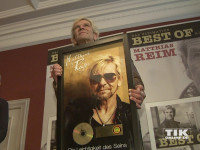 Matthias Reim posiert mit der Goldenen Schallplatte für "Die Leichtigkeit des Seins"