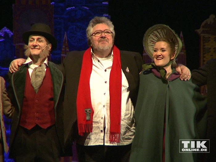 Michael Schanze umringt von den Darstellern des Musicals "Eine Weihnachtsgeschichte" bei der Premiere in Berlin