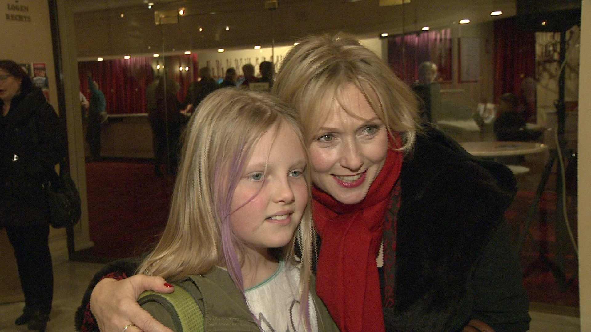 Dana Golombek war mit Tochter Luisa zur Premiere des Musicals "Eine Weihnachtsgeschichte" in Berlin gekommen