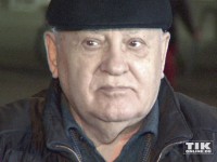 Michail Gorbatschow mit Schiebermütze in Berlin