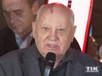 Michail Gorbatschow spricht am Checkpoint Charlie