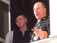 Fürstin Charlèle mit Fürst Albert auf dem Balkon des Palastes in Monaco