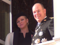 Fürstin Charlèle und Fürst Albert gut gelaunt auf dem Balkon des Palastes in Monaco