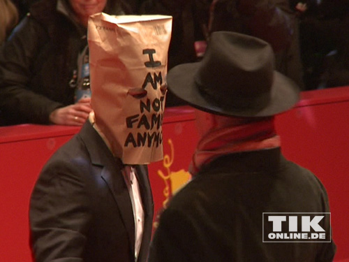 Shia LaBeouf mit Tüte, Dieter Koslick mit Hut bei der Berlinale-Premiere von "Nymphomaniac"