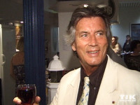 Pierre Brice mit einem Glas Rotwein
