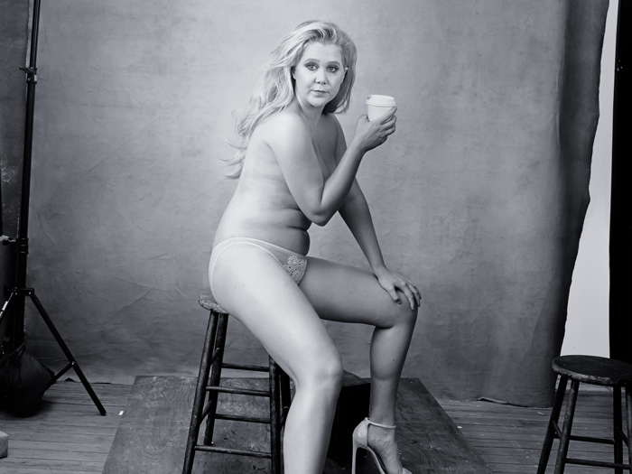 Comedian Amy Schumer im Pirelli Kalender 2016, fotografiert von Star-Fotografin Annie Leibovitz