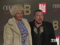 Armin Rohde posiert mit Schauspielerin Karen Böhne bei der Place-2-B-Party in Berlin für die Fotografen