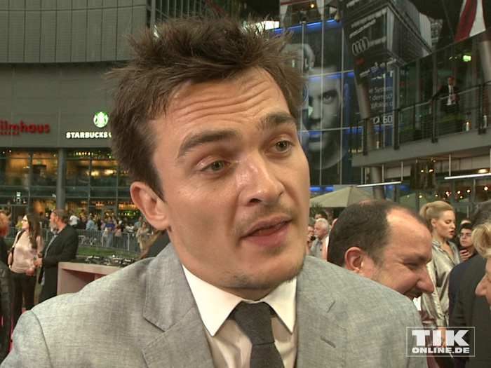 Hauptdarsteller Rupert Friend steht Rede und Antwort bei der Premiere des Action-Spektakels "Hitman: Agent 47" in Berlin.