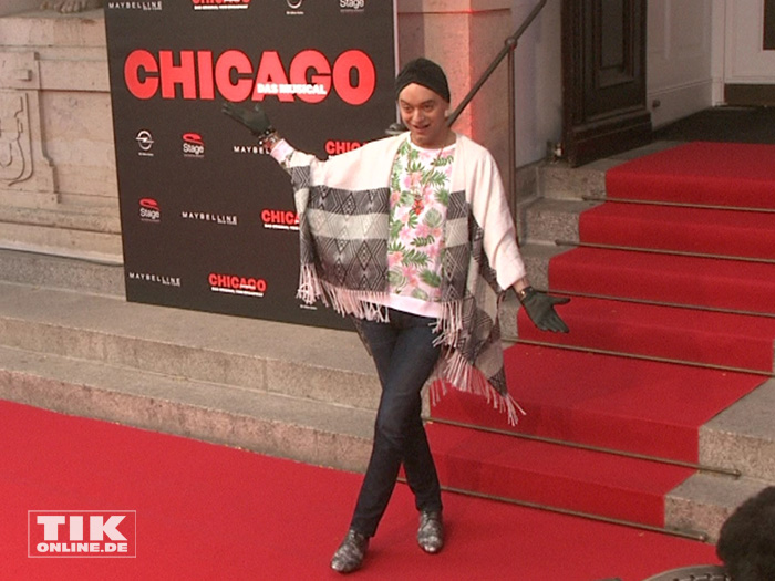 Julian F.M. Stoeckel im schicken Poncho bei der Premiere von "Chicago" im Theater des Westens in Berlin