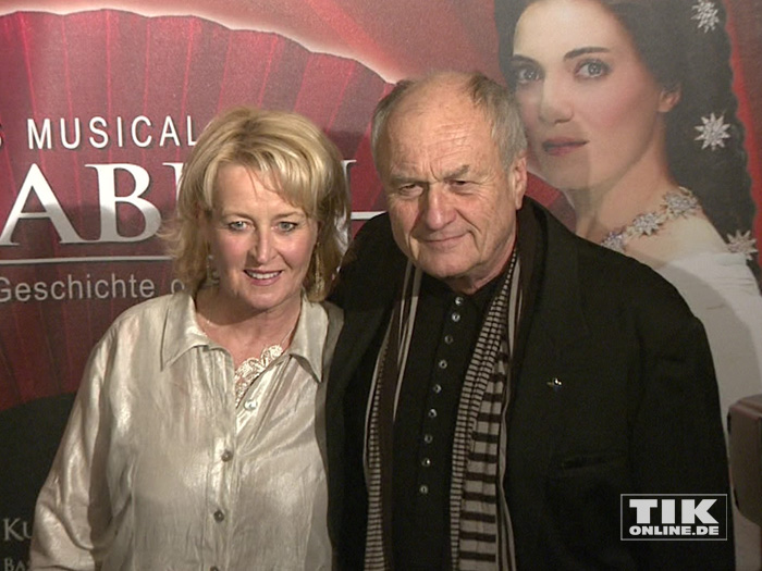 Dietrich Mattausch kam mit seiner Ehefrau Annette zur "Elisabeth"-Musical-Premiere in Berlin