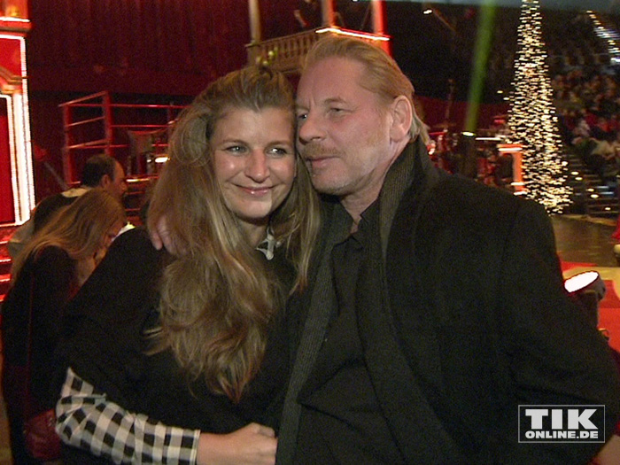 Ben Becker und seine Frau Anne ganz verkuschelt bei der Premiere des Roncalli Weihnachtscircus 2015