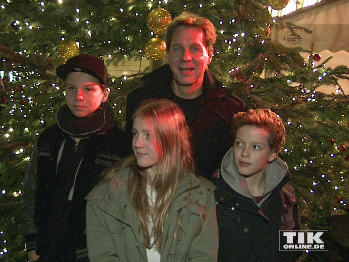 Thomas Heinze mit seinen Kindern bei der Premiere des Roncalli Weihnachtscircus 2015