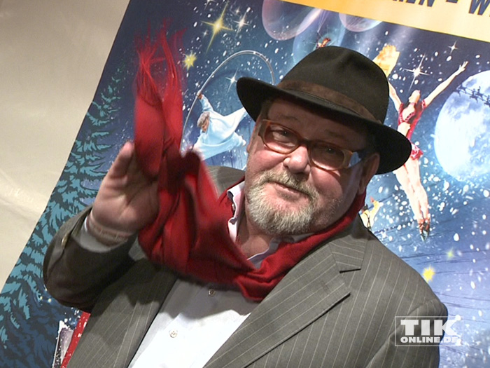 Walter Plathe winkt mit seinem roten Schal bei der Premiere des Roncalli Weihnachtscircus 2015